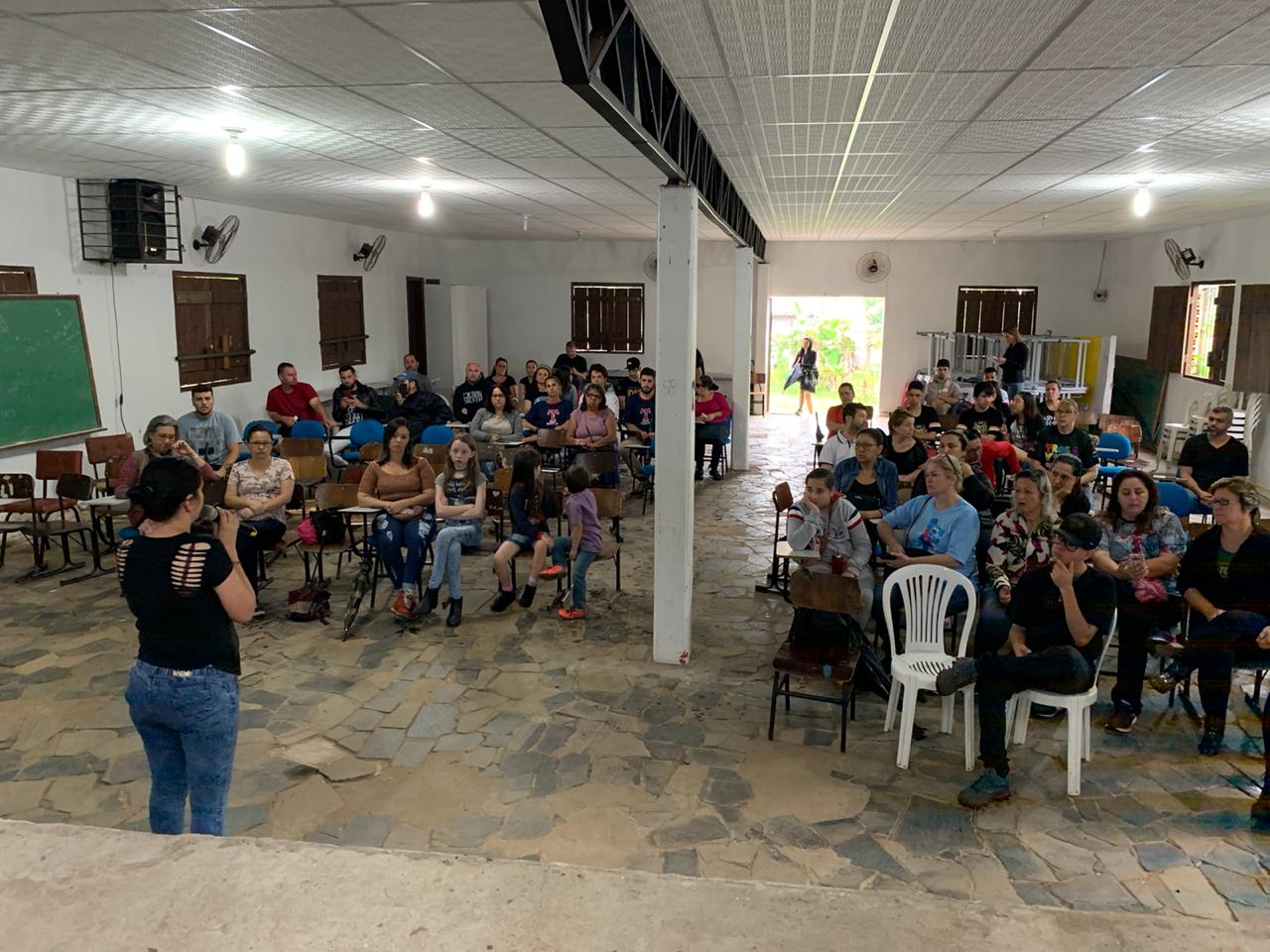 Revoltados, pais e professores buscam alternativas após interdição da escola Tuiuti