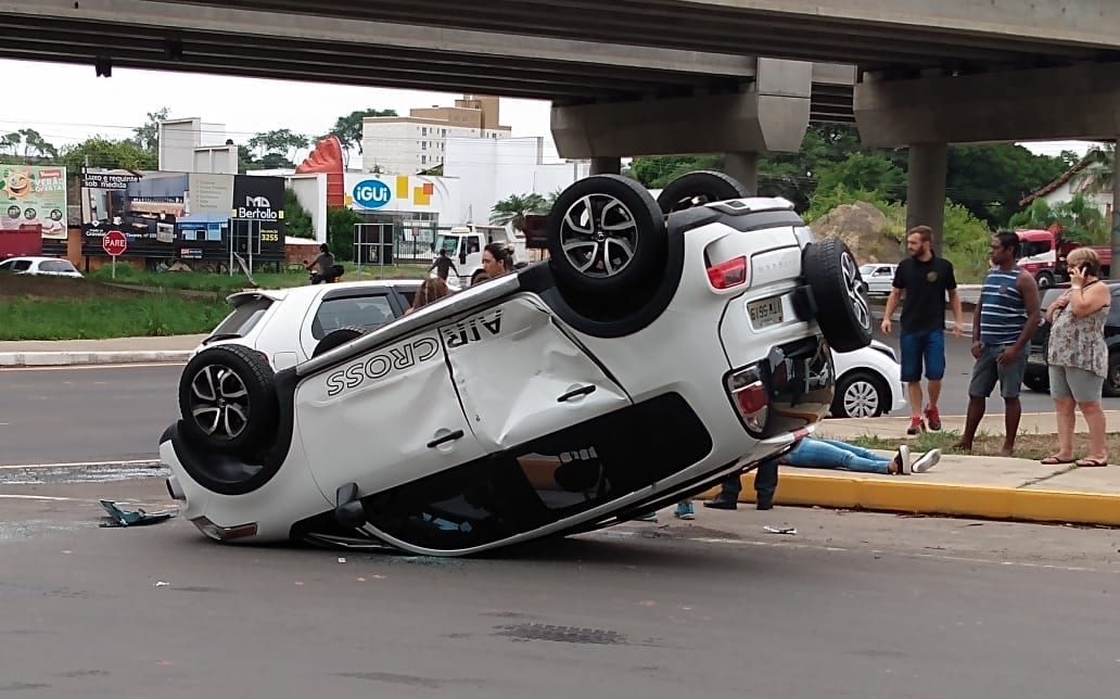 Acidente com capotamento deixa feridos na ERS-118, em Gravataí