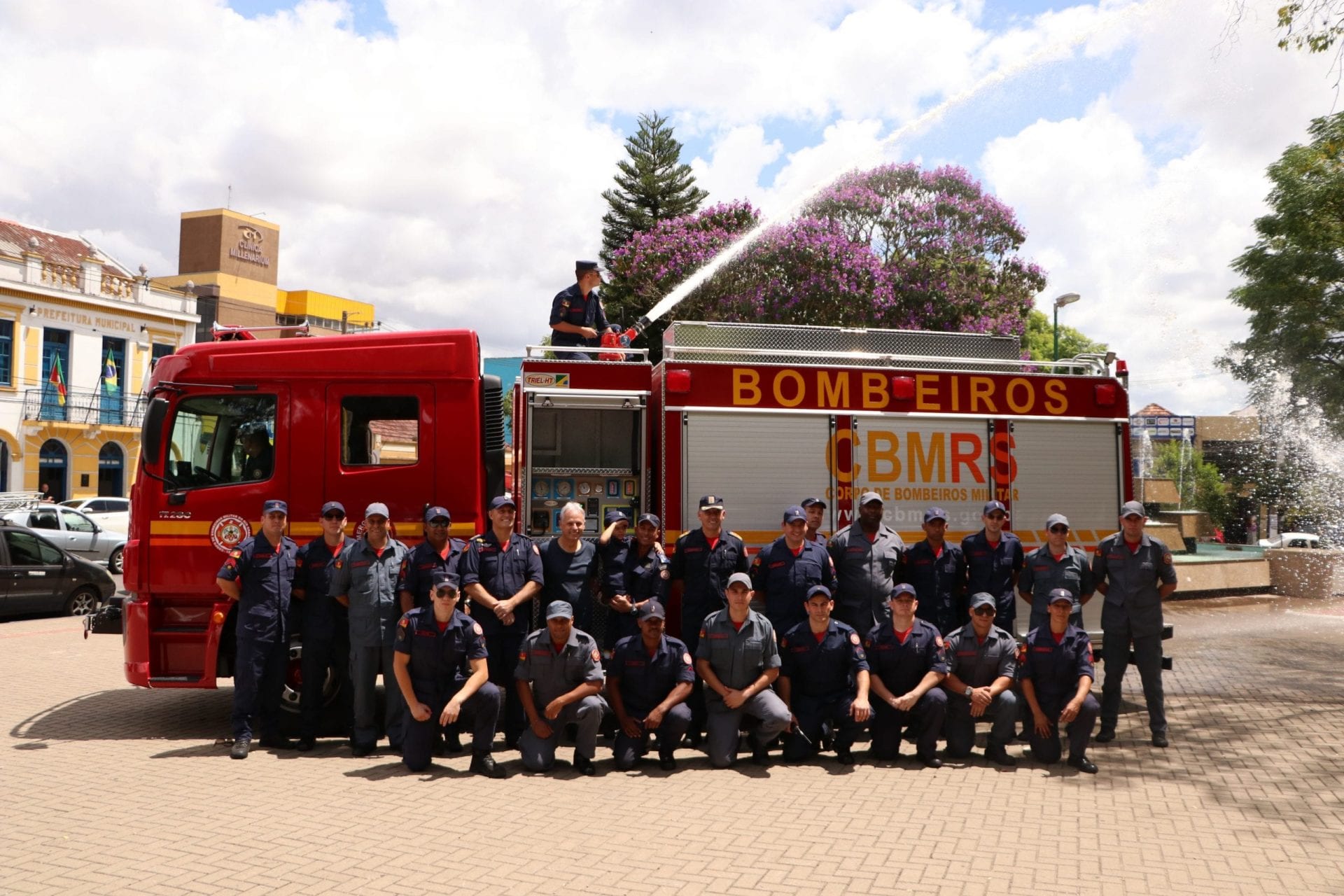 Corpo de Bombeiros de Gravataí recebe caminhão novo e mais moderno