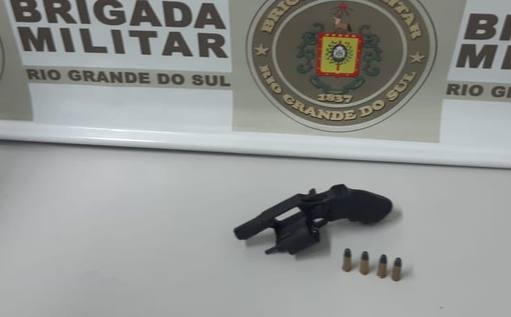 Morador encontra pistola e munições no pátio de casa em Gravataí