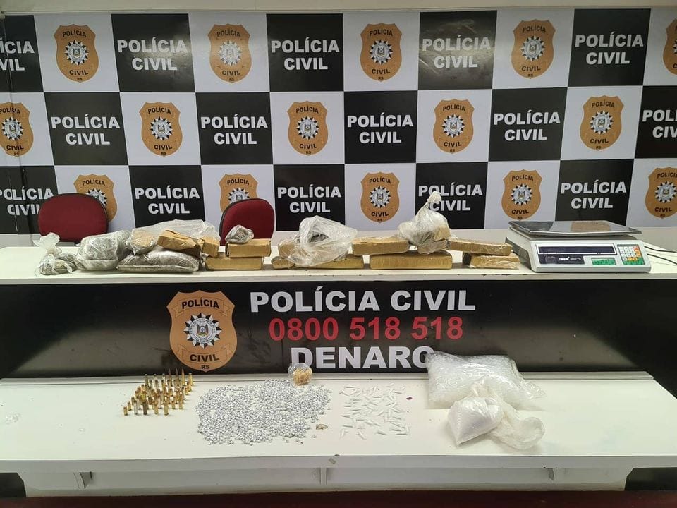 Denúncia leva polícia a descobrir quilos de drogas e até munições de fuzil dentro de veículo em Gravataí