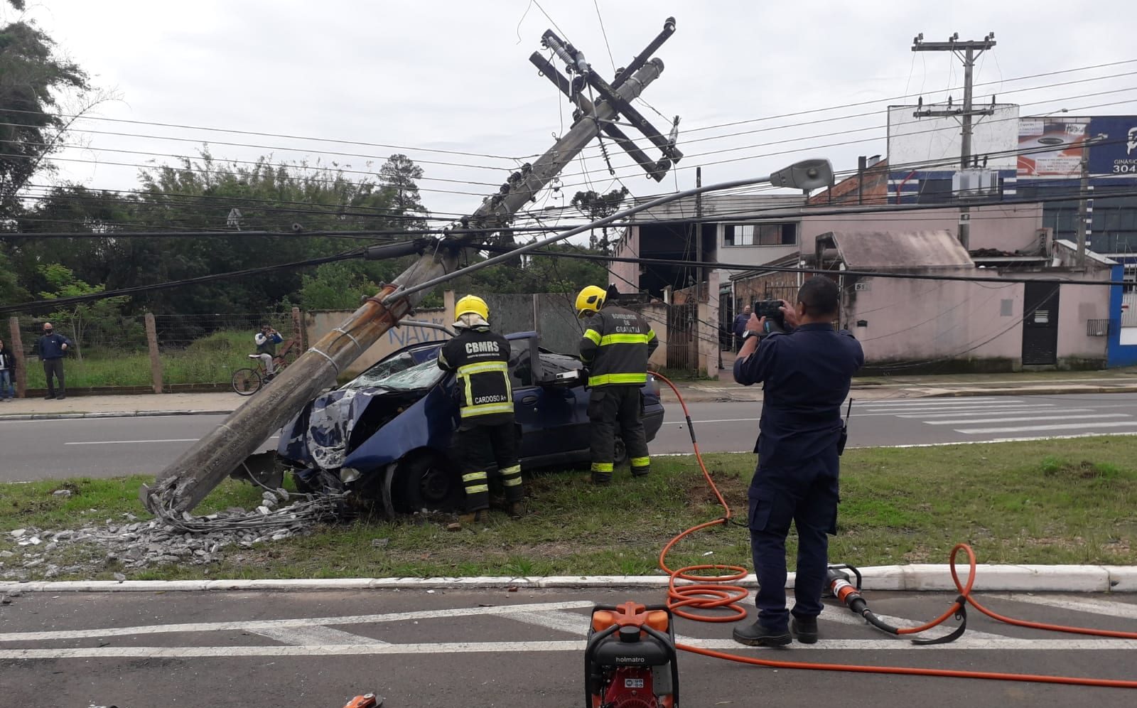 Condutor sofre grave acidente ao colidir veículo em poste em Gravataí; região está sem luz