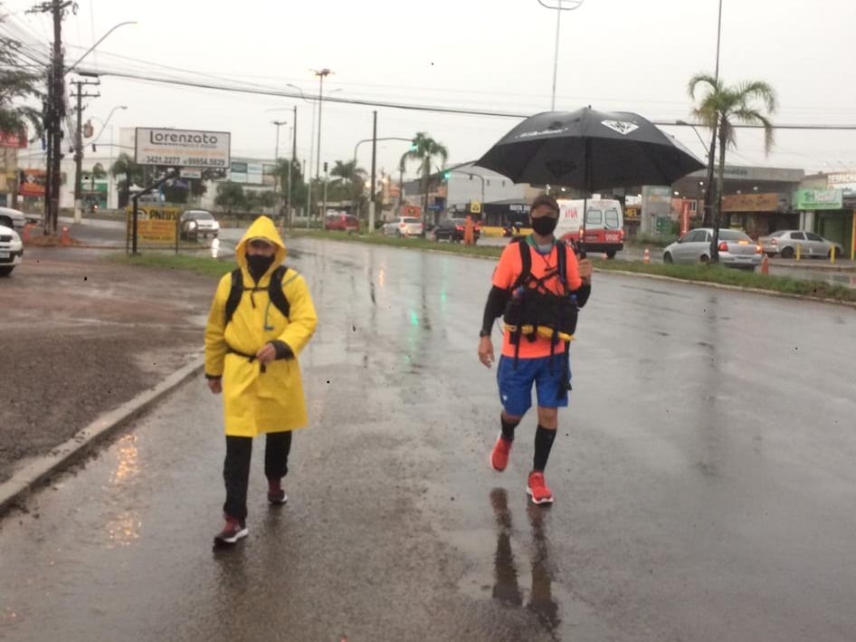 Gravataienses iniciam jornada de 370km de caminhada até Getúlio Vargas para arrecadar alimentos