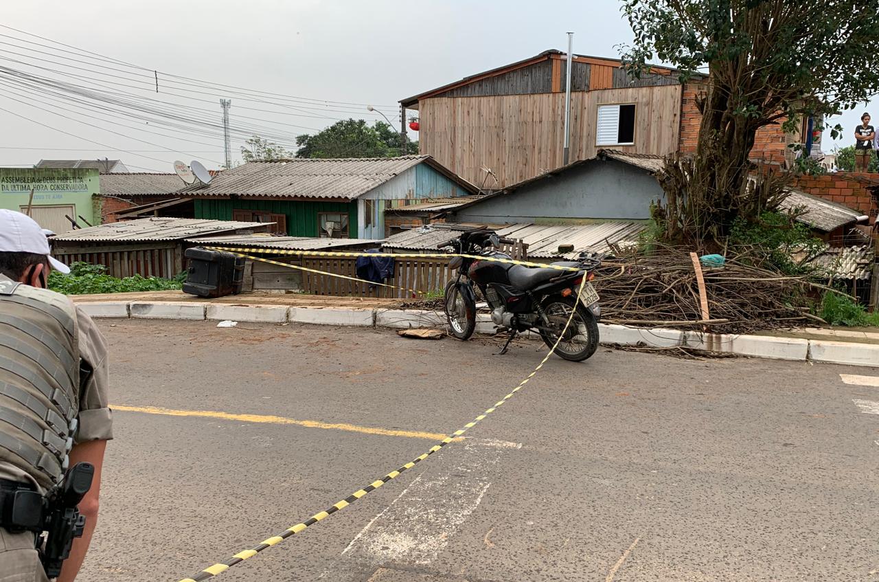 Motoqueiro morre após perder o controle de moto e parar no pátio de residência em Gravataí