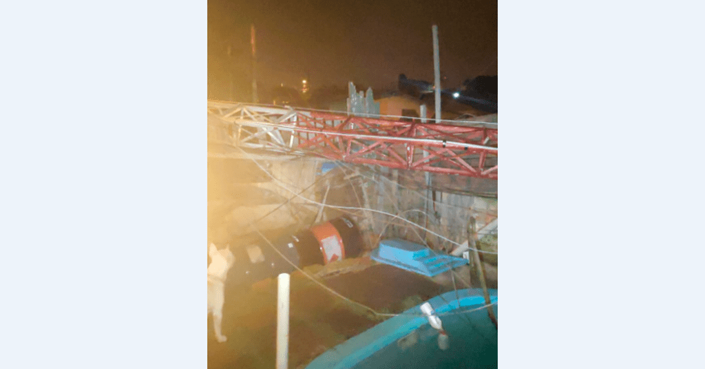 Torre de rádio cai sobre residência em Gravataí durante passagem de temporal