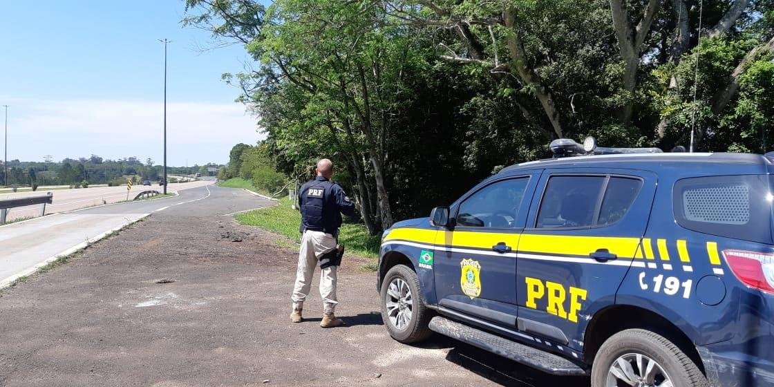 Preso responsável por agredir caminhoneiro com pedaço de pau e realizar assaltos à motoristas na freeway, em Gravataí