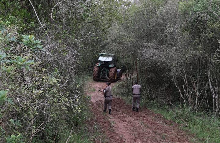 Avaliado em mais de R$ 150 mil, trator furtado é recuperado pela Brigada Militar em Gravataí