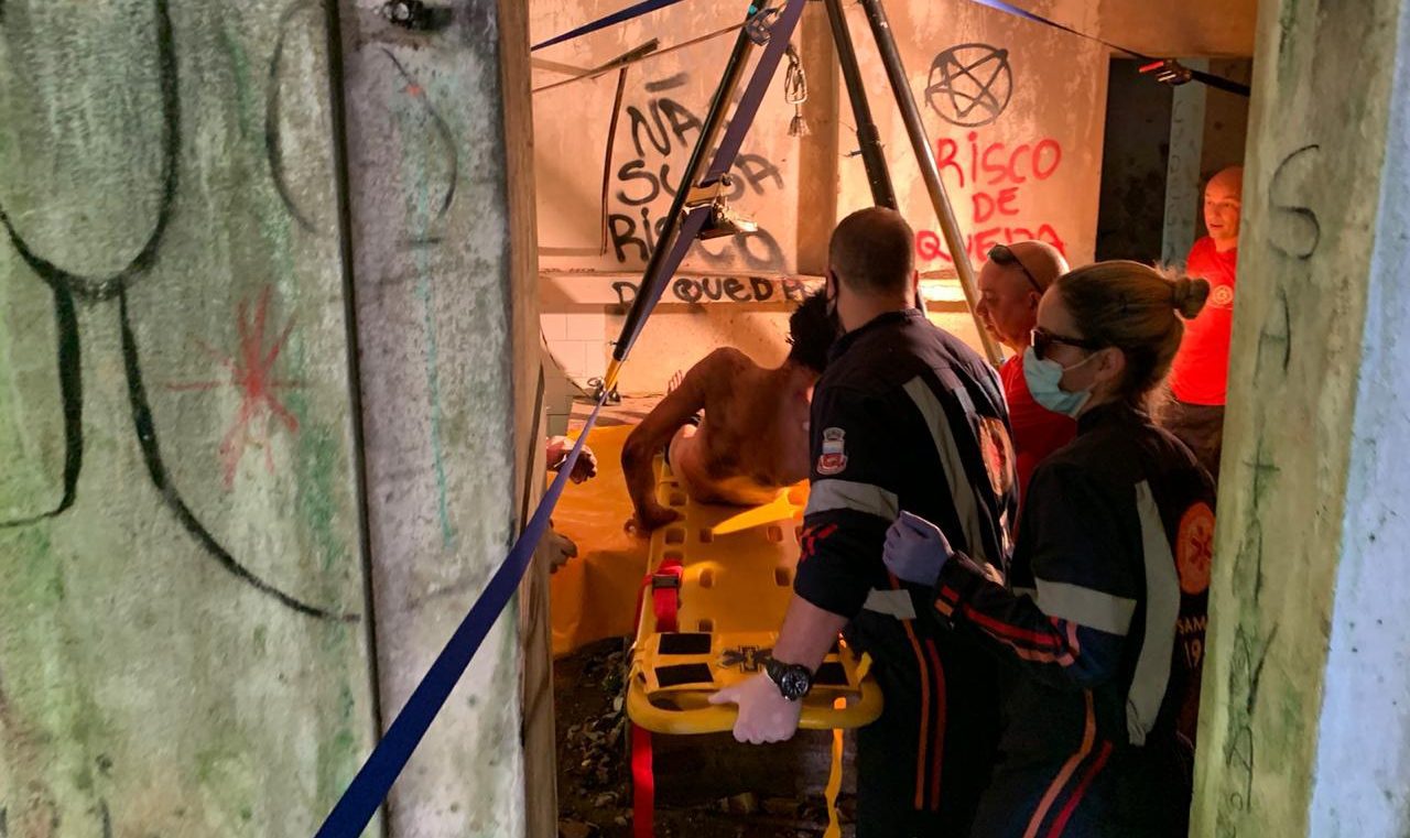 “Ouvi a respiração e achei que era um cachorro. Colocamos a lanterna e vimos que era uma pessoa”, detalha ciclista que encontrou vítima caída em poço