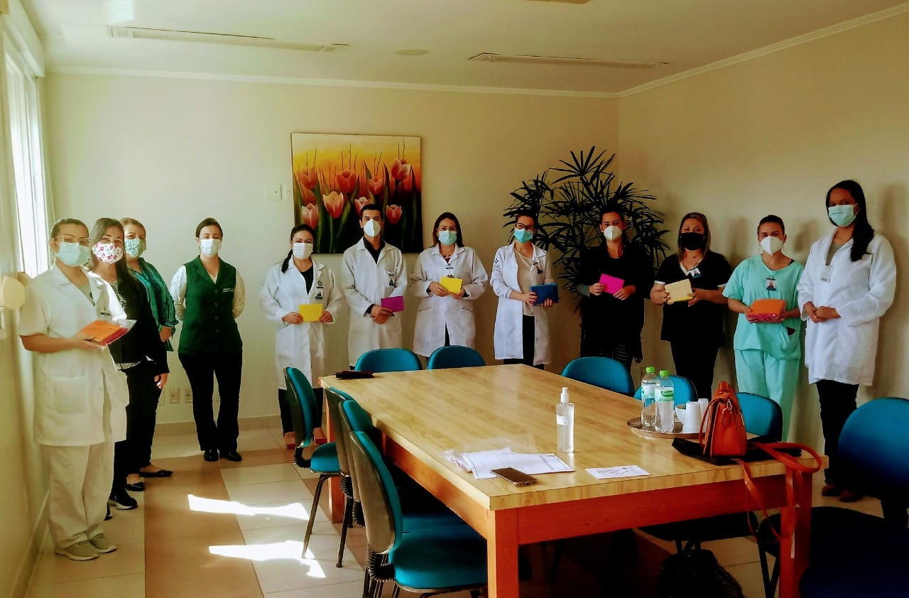 Idosos de Gravataí homenageiam os profissionais da saúde que estão na linha de frente do combate à covid-19