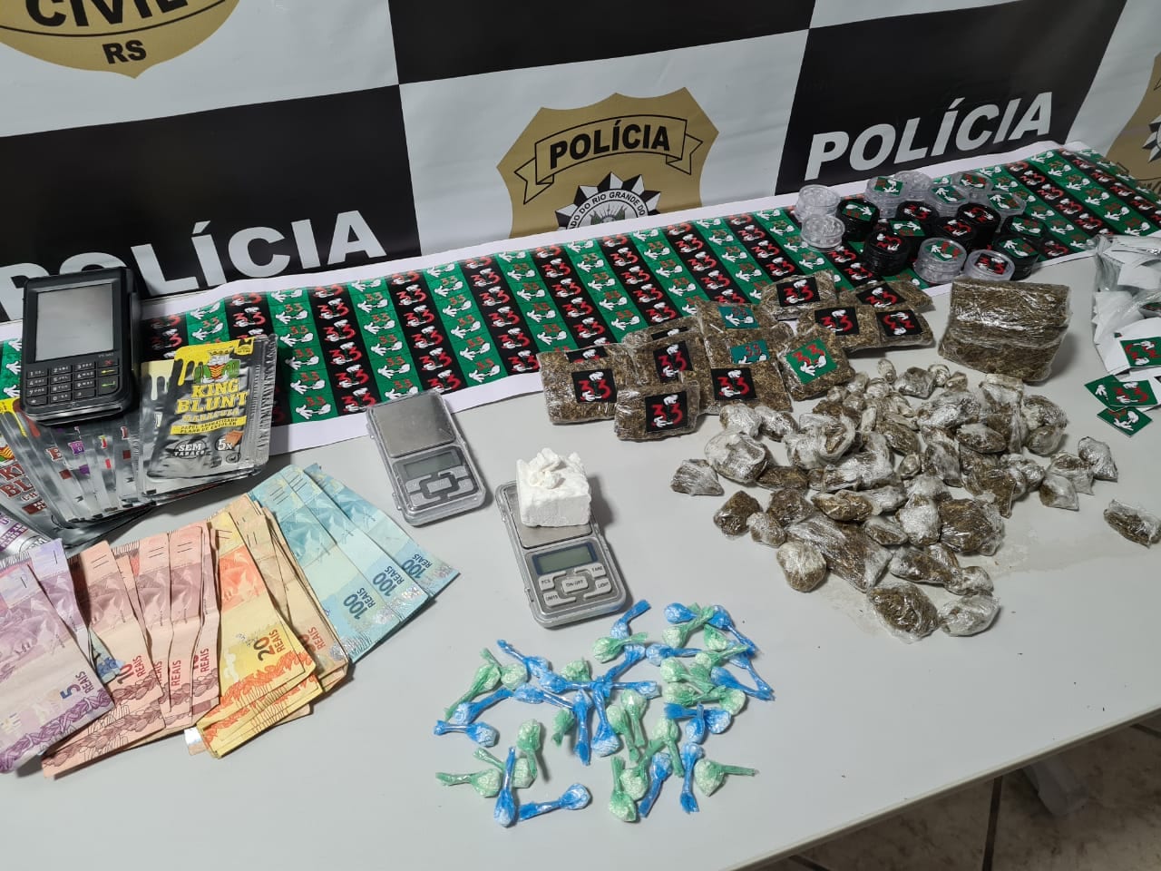 Polícia prende homem e estoura casa utilizada por facção para a venda de ‘kit droga’ em Gravataí