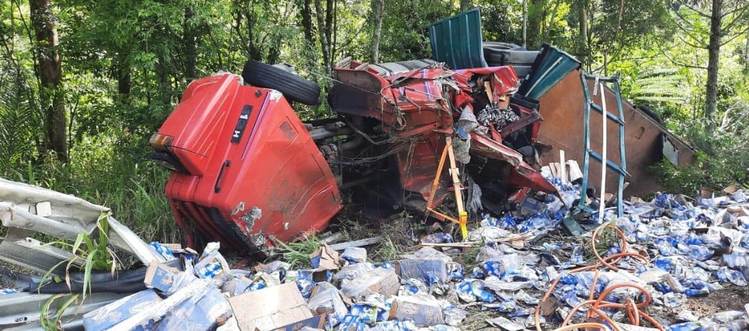 Caminhão com placas de Gravataí tomba na Serra