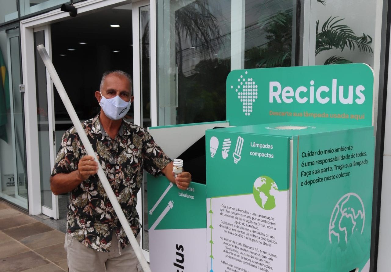 Sindilojas Gravataí recebe alimentos durante o descarte de lâmpadas fluorescentes
