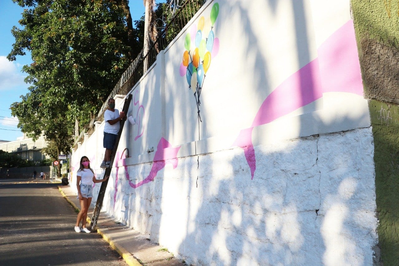 Muro de pichações vira cenário para fotos interativas em Gravataí