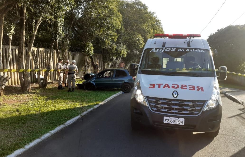 Motorista morre após veículo colidir em árvore em Gravataí