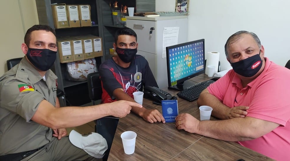 Gravataiense que foi resgatado em São Paulo após namoro virtual frustrado ganha emprego