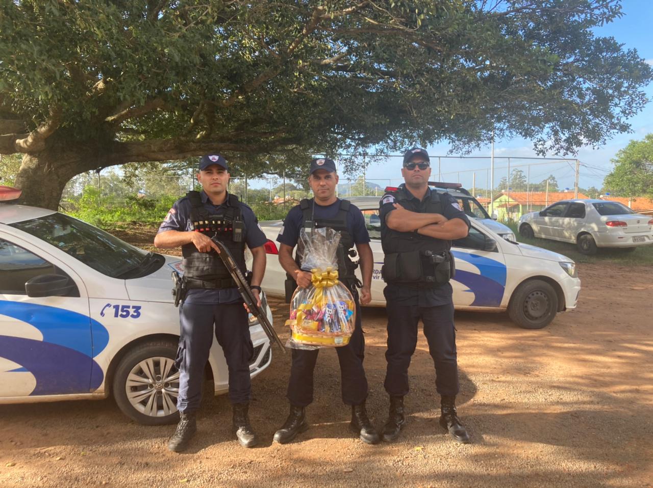 Moradora de Gravataí presenteia guardas municipais com cesta de Páscoa e bilhete com agradecimento