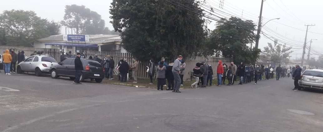 Manhã de vacinação da segunda dose da CoronaVac em Gravataí é marcada por longas filas