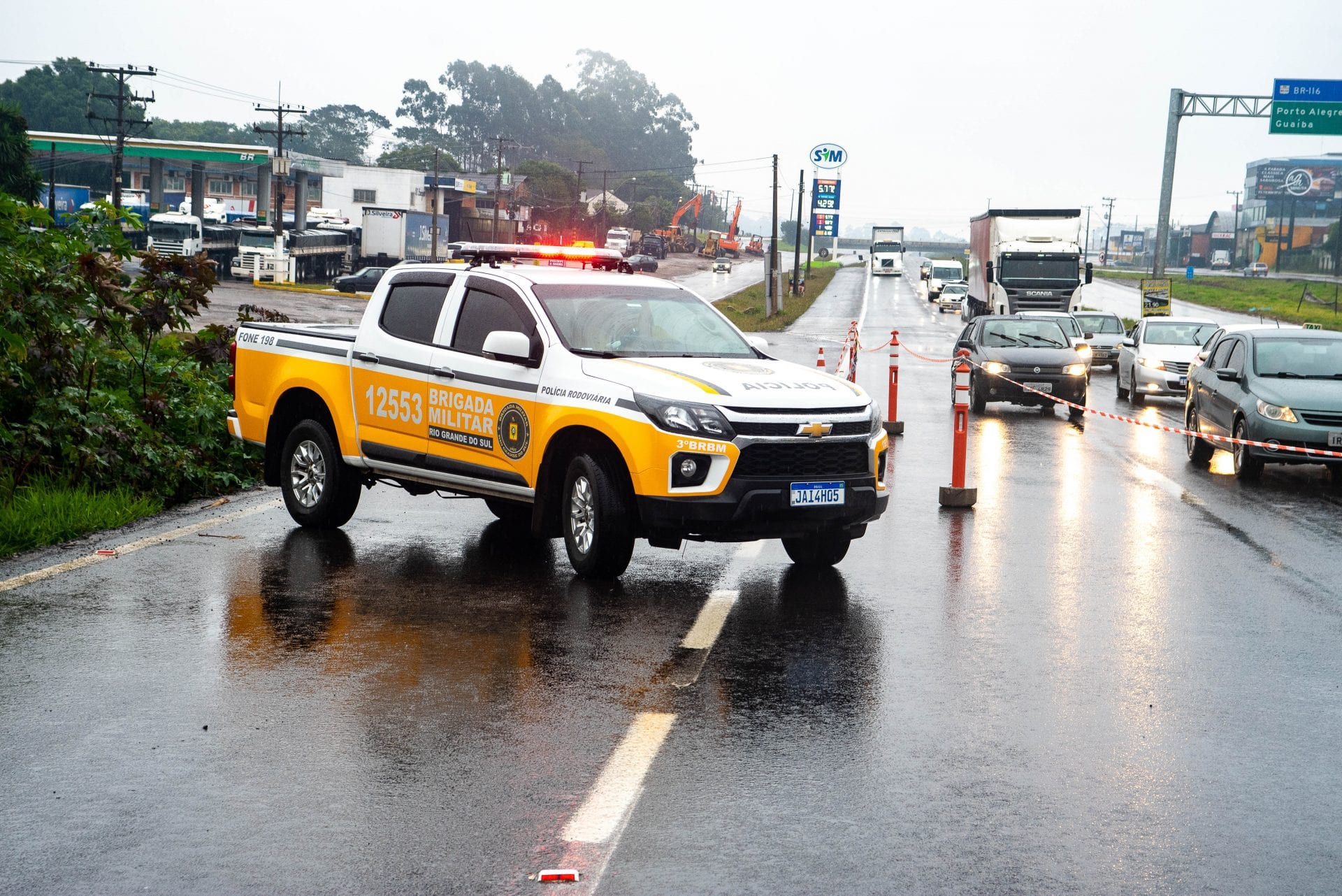 Chuva destroi parte do acostamento e deixa a ERS-118 com meia pista em Gravataí