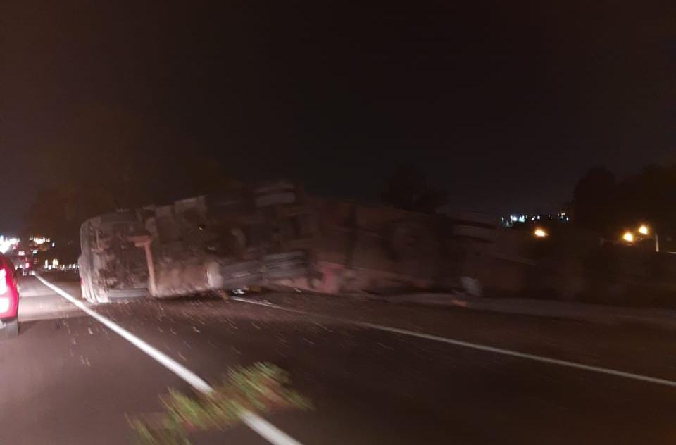 Carreta tomba na ERS-118 em Gravataí