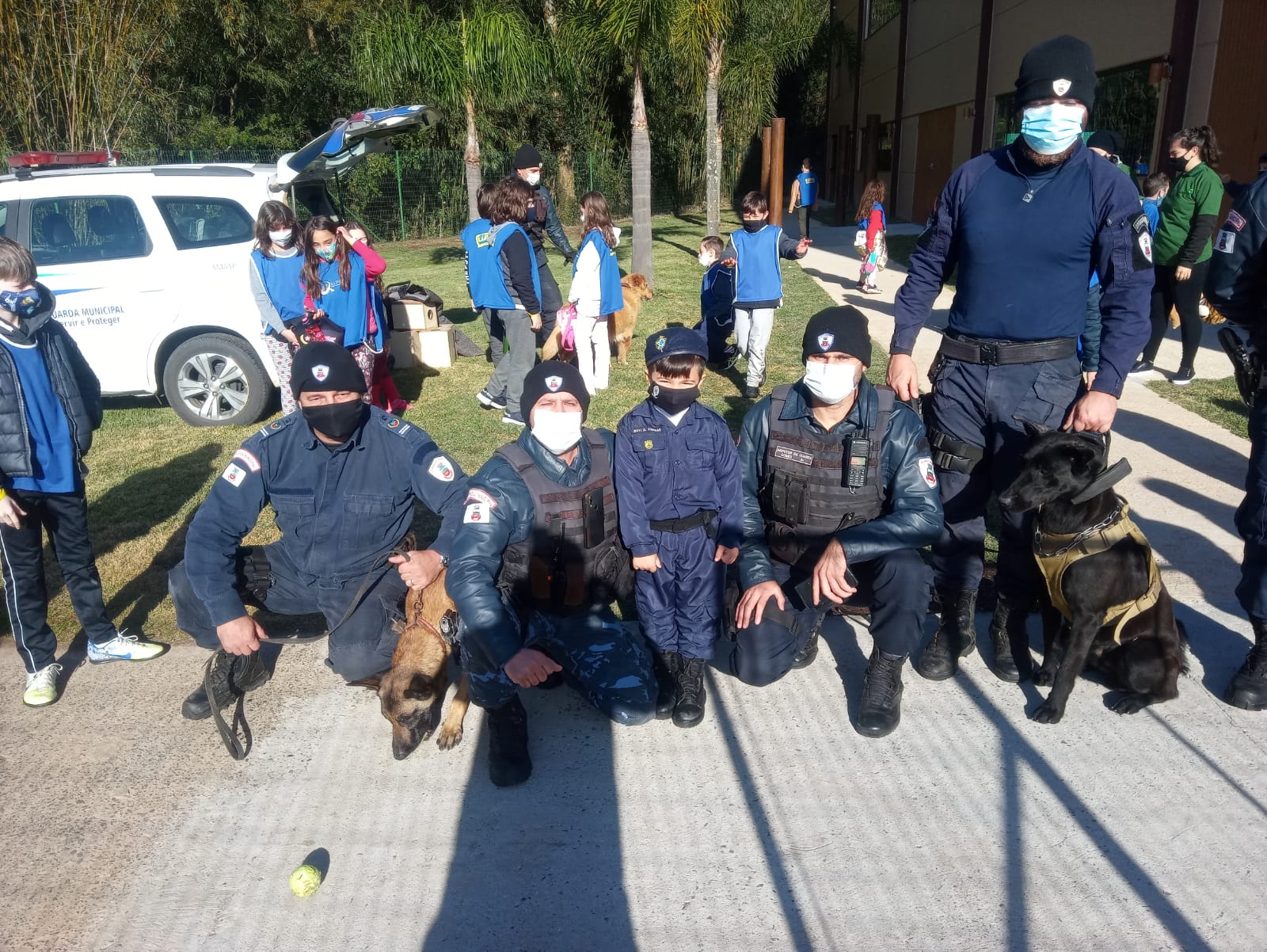 Cães da Guarda Municipal de Gravataí encantam crianças em apresentação
