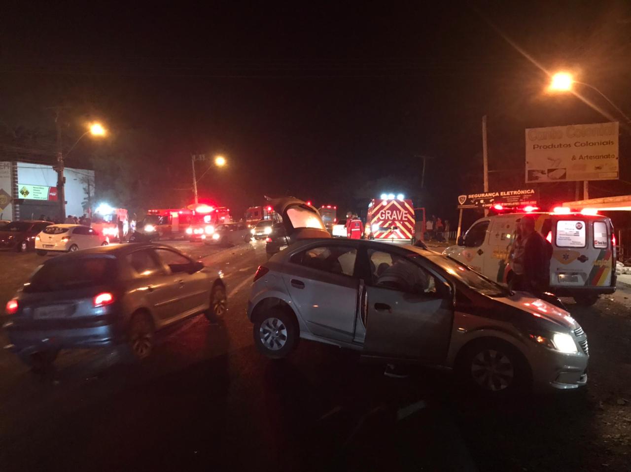 Colisão frontal entre dois carros deixa três feridos em Gravataí