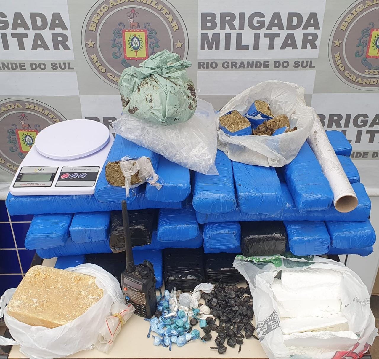 Brigada Militar apreende 33 tijolos de maconha em Cachoeirinha