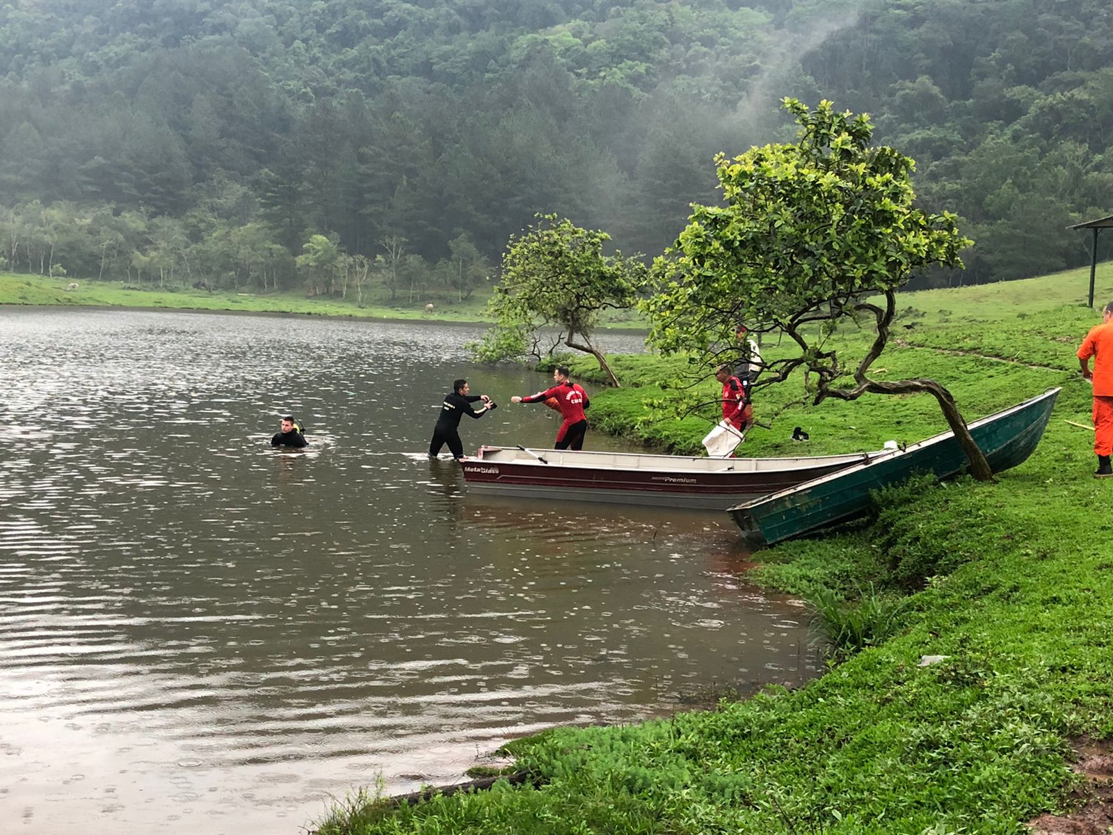 Bombeiros localizam corpo de rapaz de 21 anos que se afogou em açude em Gravataí