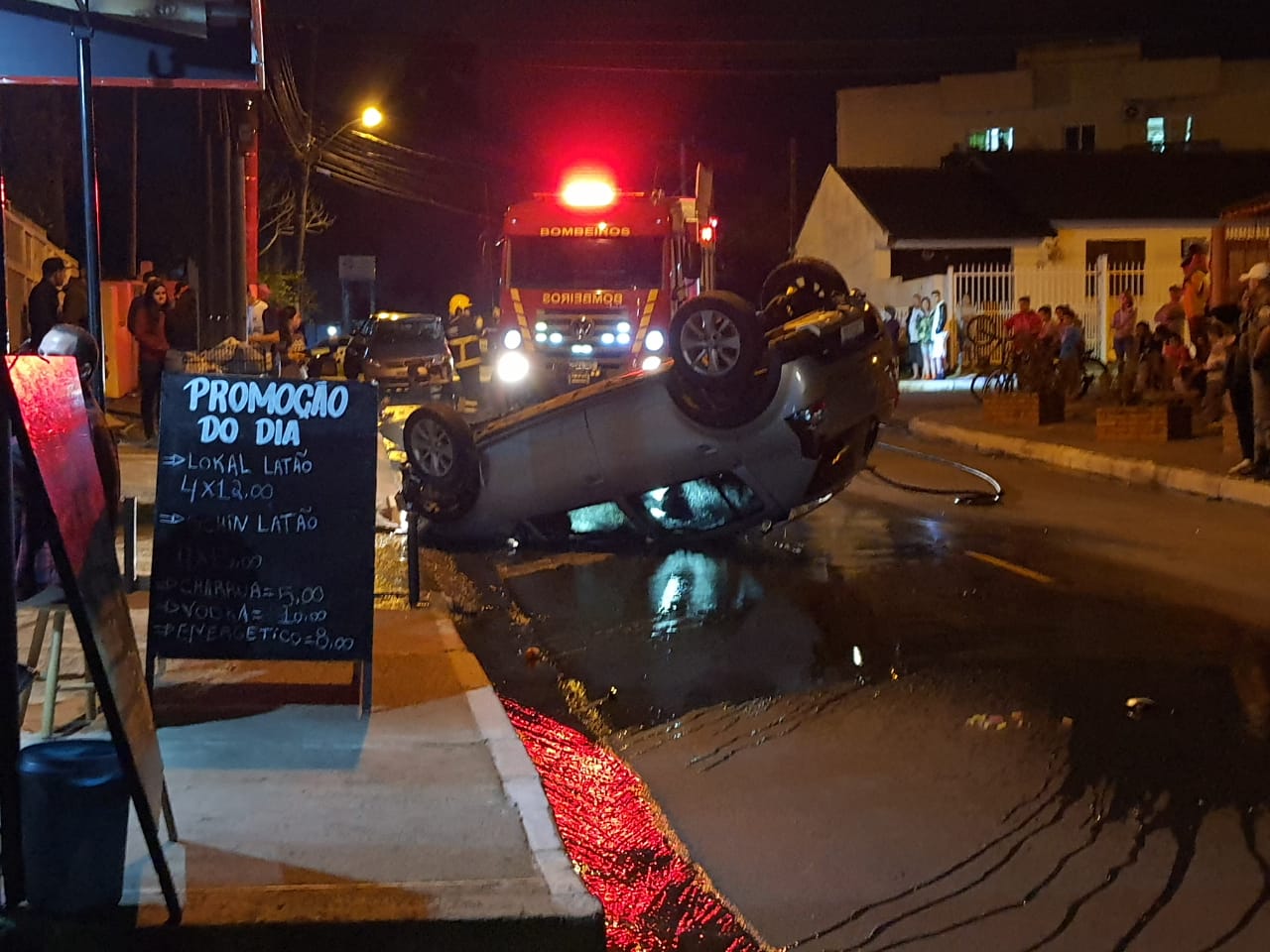 Acidente com capotagem deixa três pessoas feridas em Gravataí