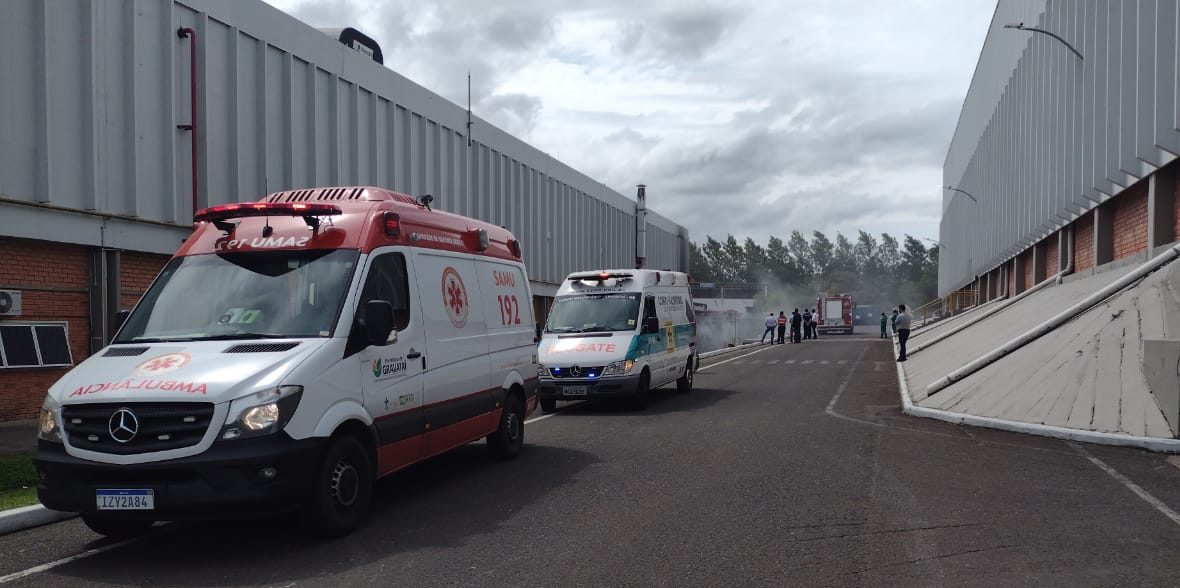 Cinco pessoas são socorridas após inalarem fumaça durante incêndio em empresa em Gravataí
