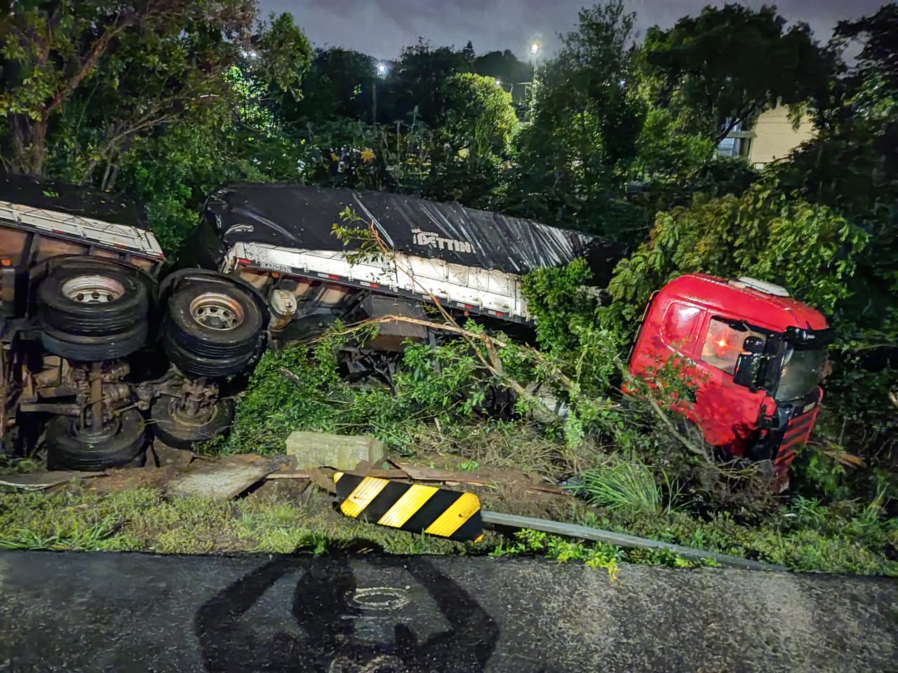 Bitrem tomba após condutor perder o controle na Freeway, em Cachoeirinha