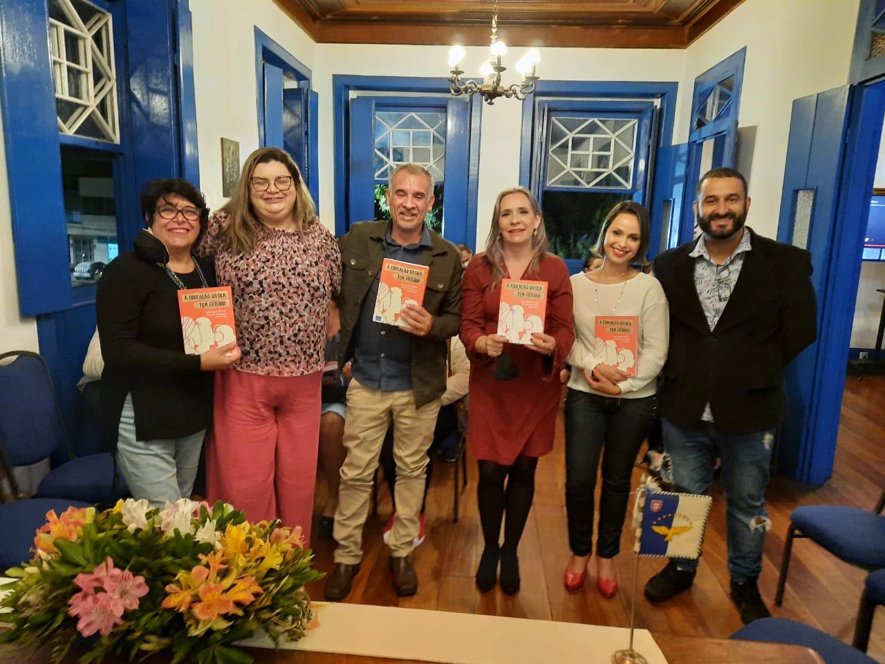 Livro que debate o futuro da educação básica é lançado em Gravataí