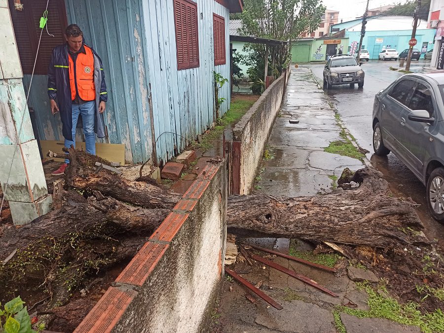 Cachoeirinha registra 60 ocorrências em razão do ciclone