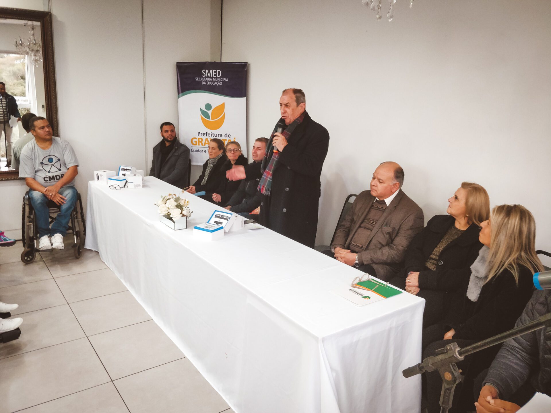 Prefeitura de Gravataí entrega óculos inteligentes para alunos com deficiência visual