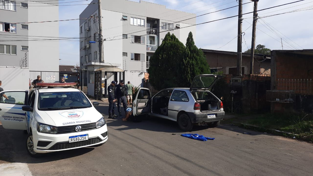 Dois são presos e um adolescente apreendido durante furto a residência em Gravataí
