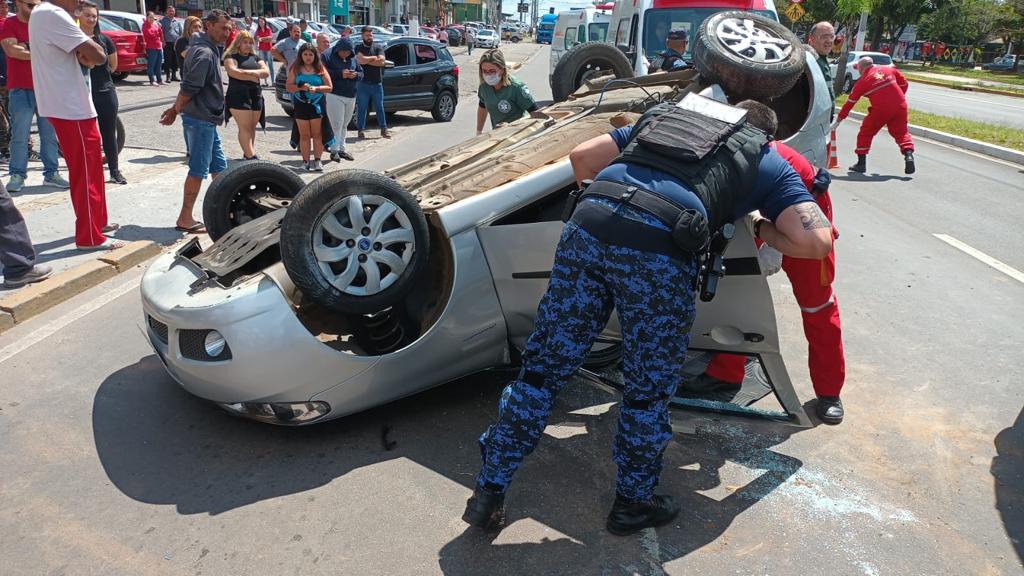 Veículo capota em acidente com três vítimas em Gravataí