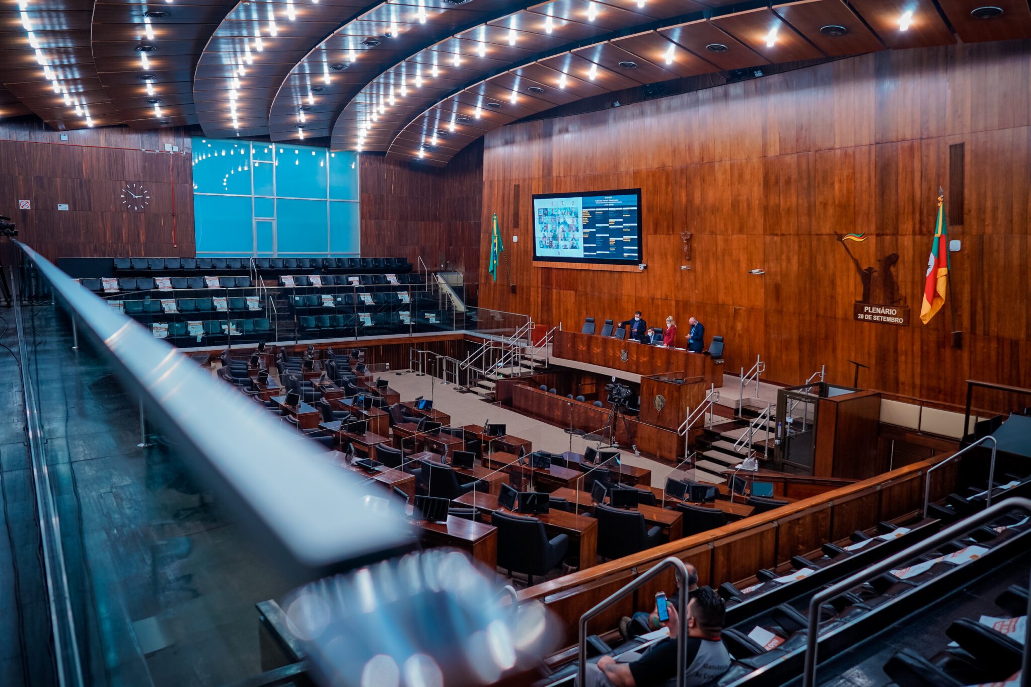 Deputados e secretários passam a receber R$ 29 mil; governador, R$ 35 mil