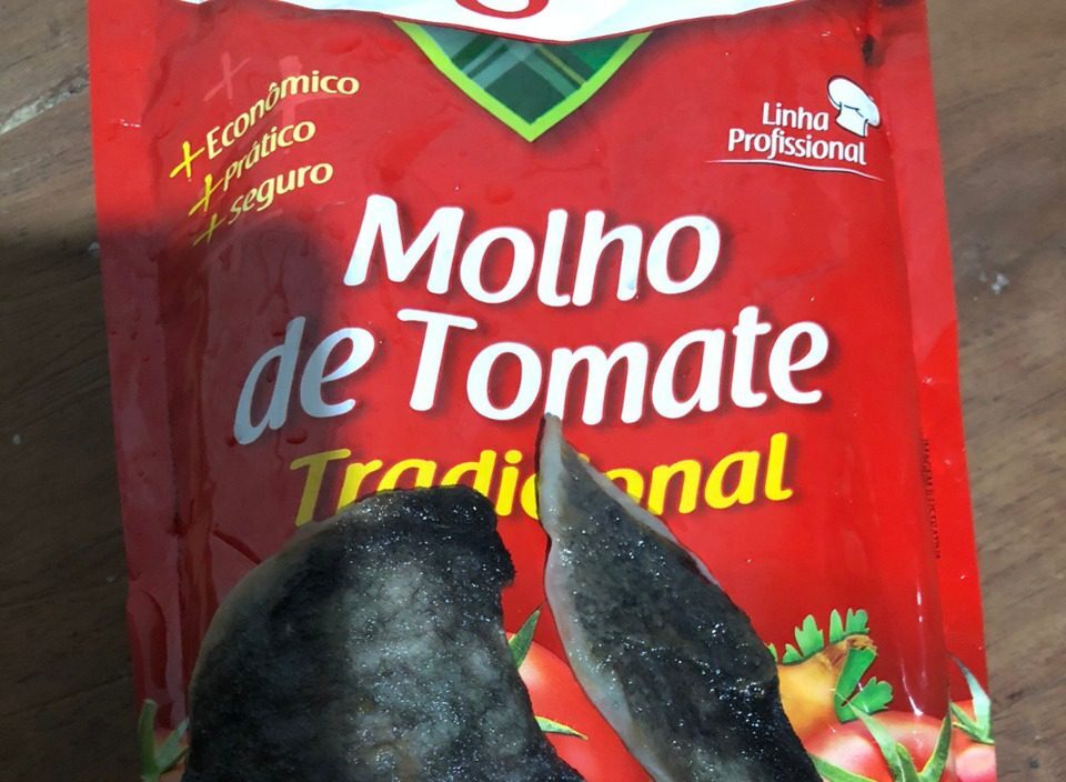Polícia investiga corpos estranhos em molhos prontos de tomate no RS