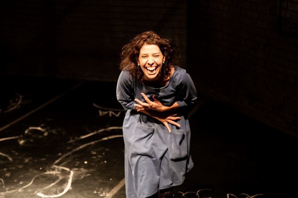 Com espetáculo solo, atriz e dramaturga gravataiense faz turnê pelo estado