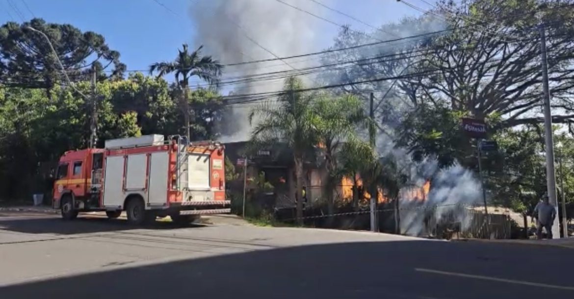 Incêndio atinge o Deck Lounge, em Gravataí
