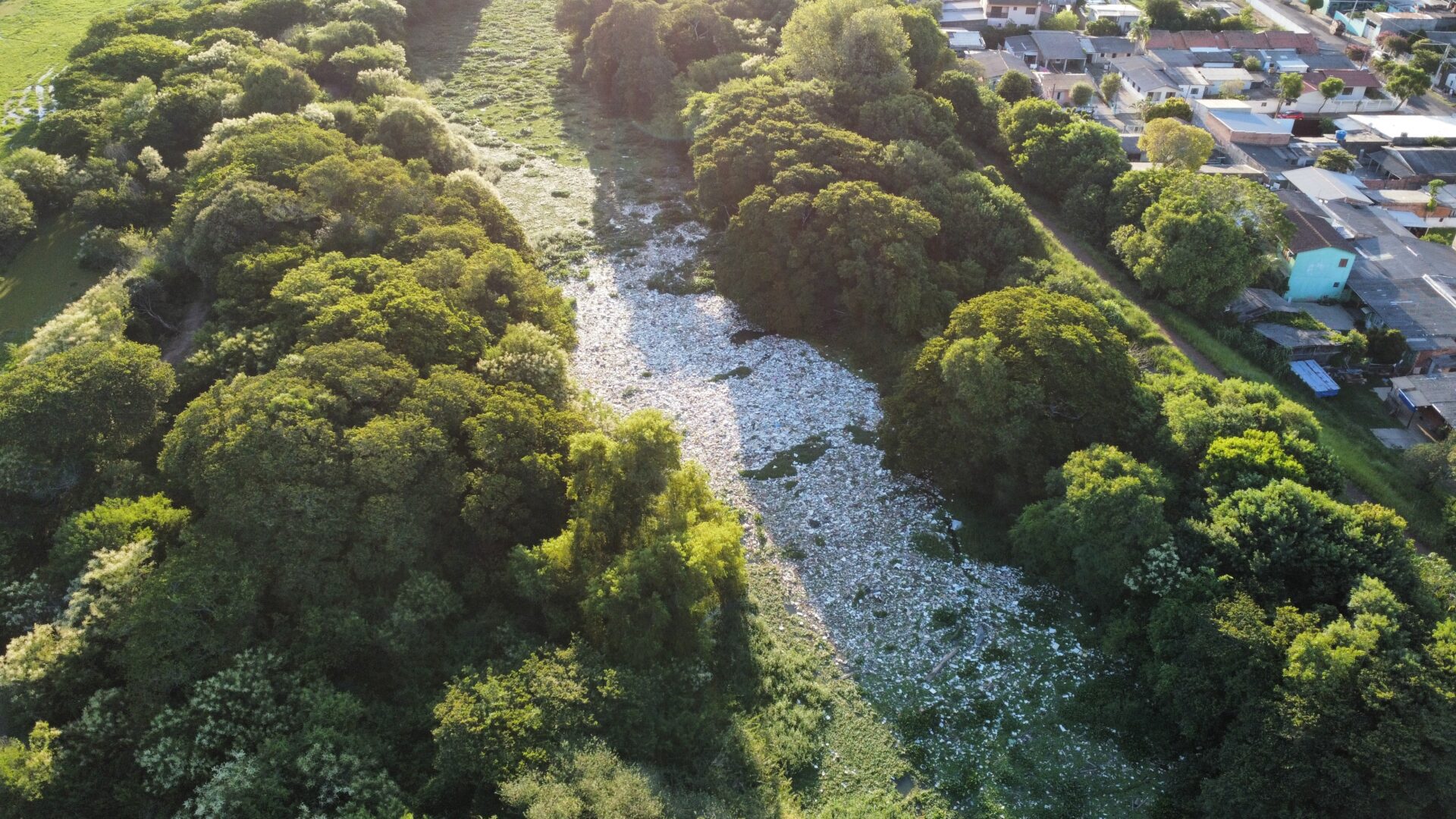 Em fotos, veja como está a camada de lixo no Rio Gravataí