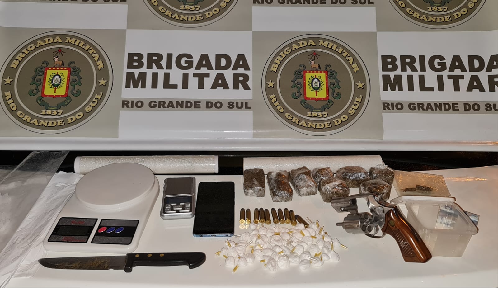Homem é preso com arma e drogas próximo à escola em Gravataí