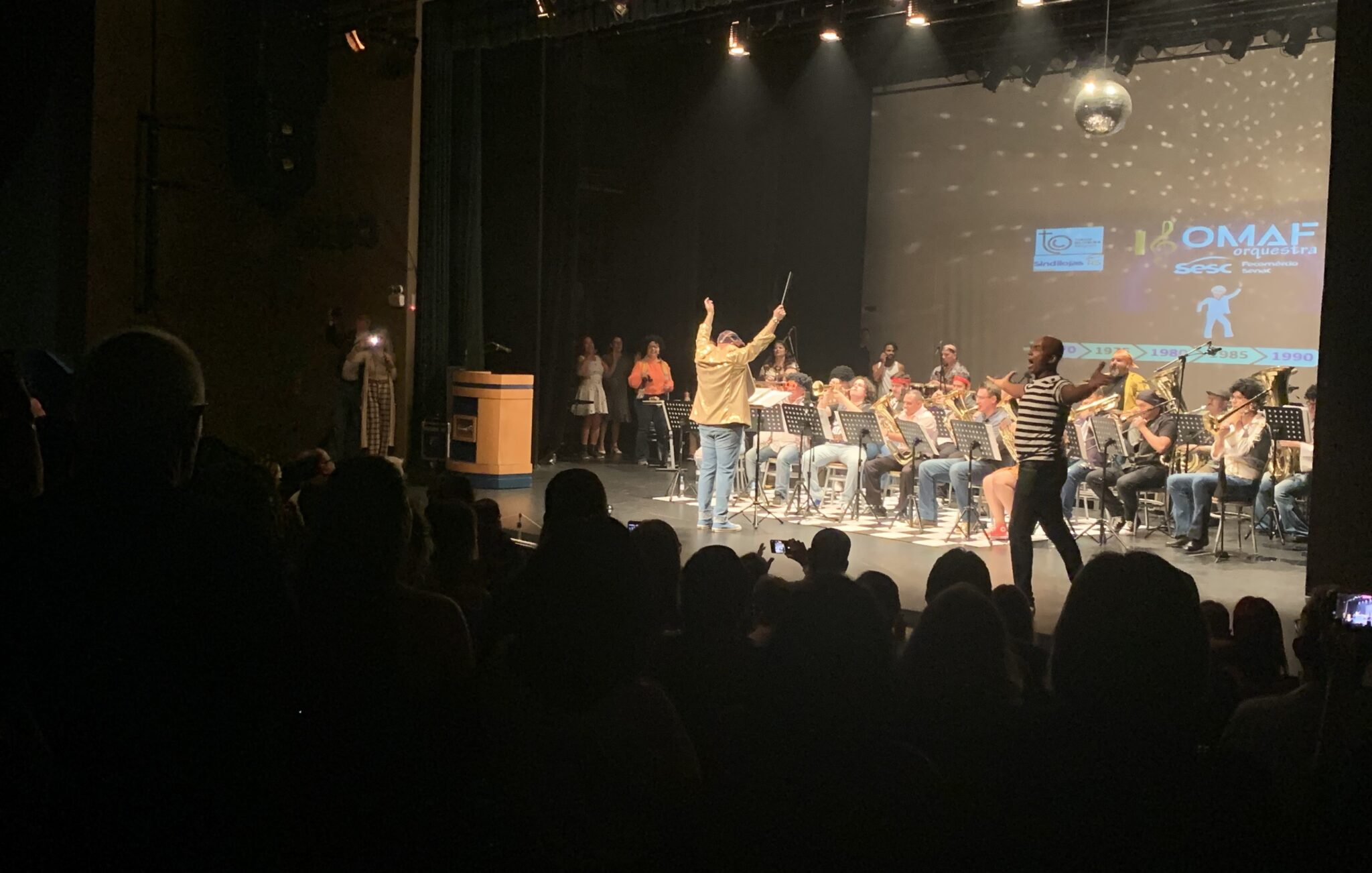 Com casa cheia, orquestra de metais empolga o público em Gravataí
