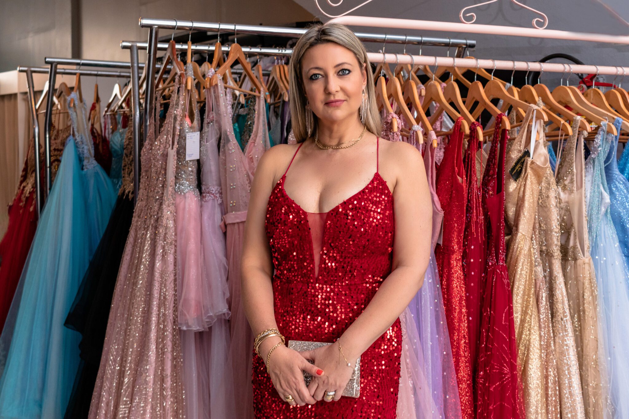Tradicional loja de vestidos promove bazar em Gravataí neste sábado