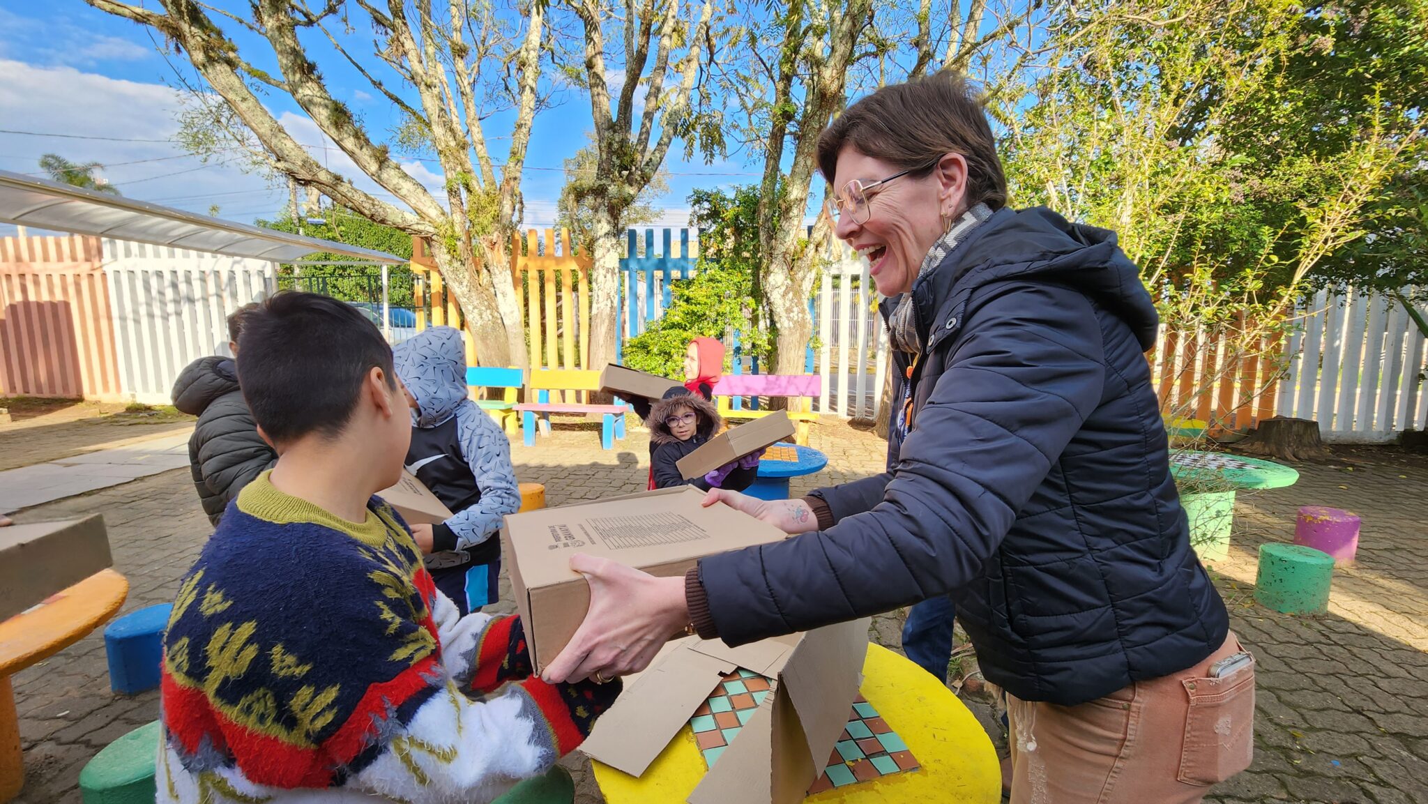 Estudantes de bairros afetados pelo ciclone em Gravataí recebem material escolar