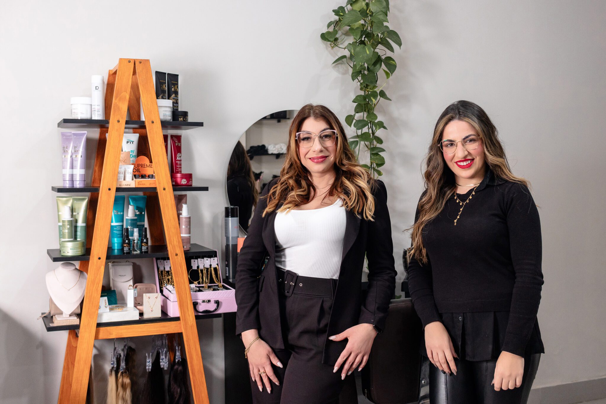 Inspirado no lema “florescer pela beleza do cabelo”, salão ganha destaque em Gravataí