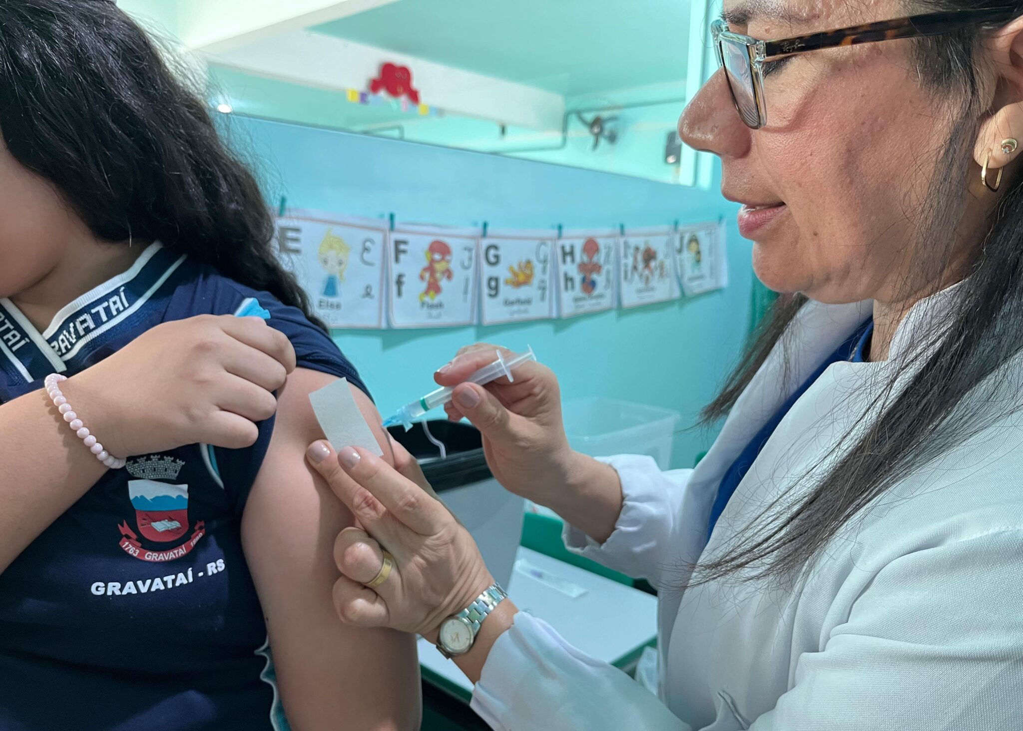 Estratégia de Vacinação na Escola atende centenas de alunos em Gravataí