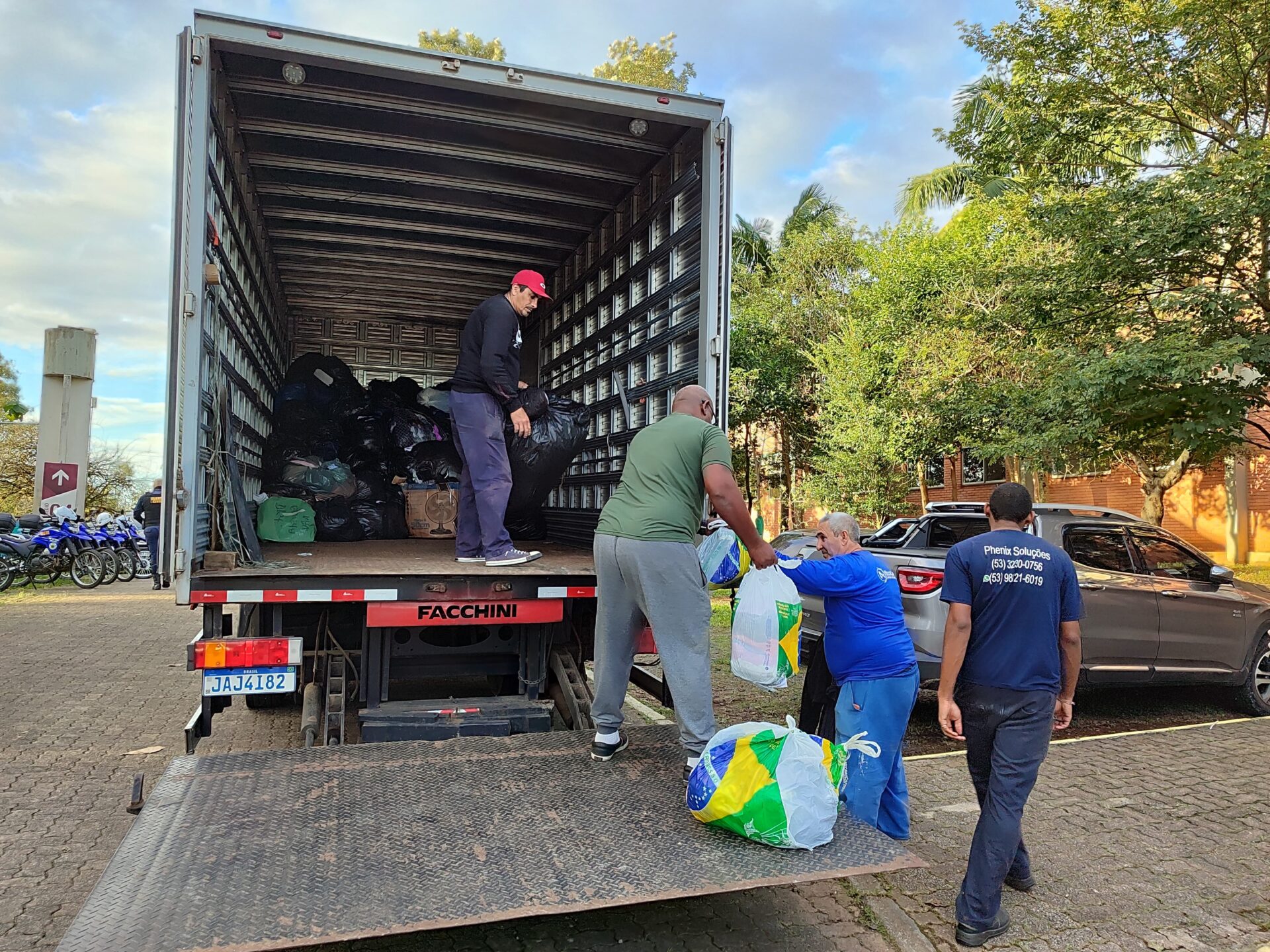 Gravataí destina caminhão com doações de roupas para o município de Alvorada