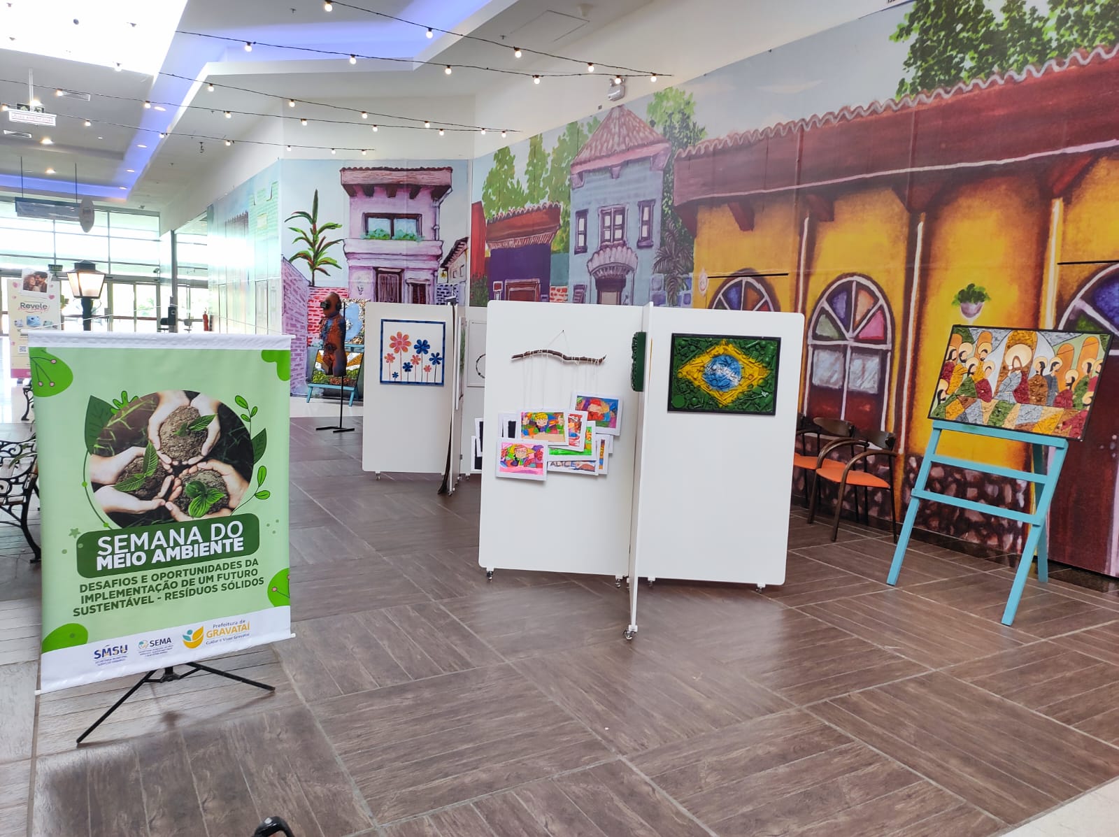 Exposição reúne obras de materiais recicláveis produzidas por crianças em Gravataí