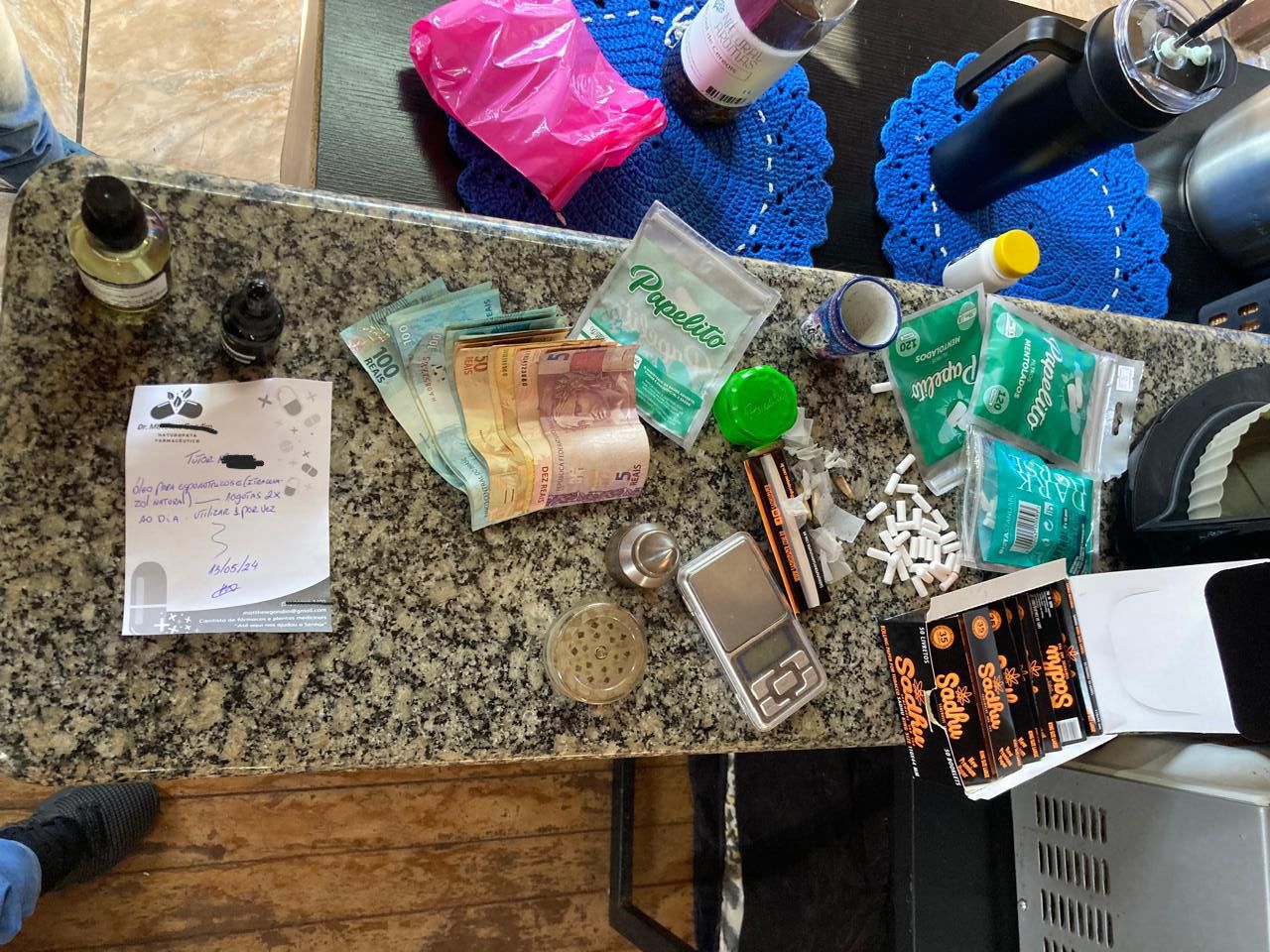 Polícia Civil e Vigilância Sanitária interditam laboratório de fitoterápicos em Gravataí