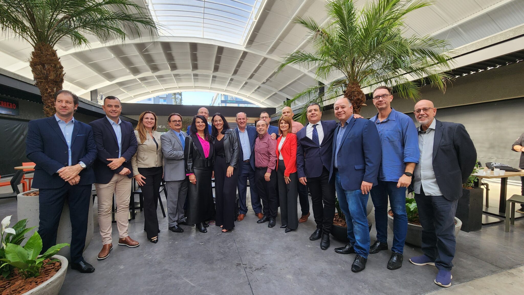 Encontro do CODES em Gravataí teve troféu de homenagem e visita guiada à Rua Coberta